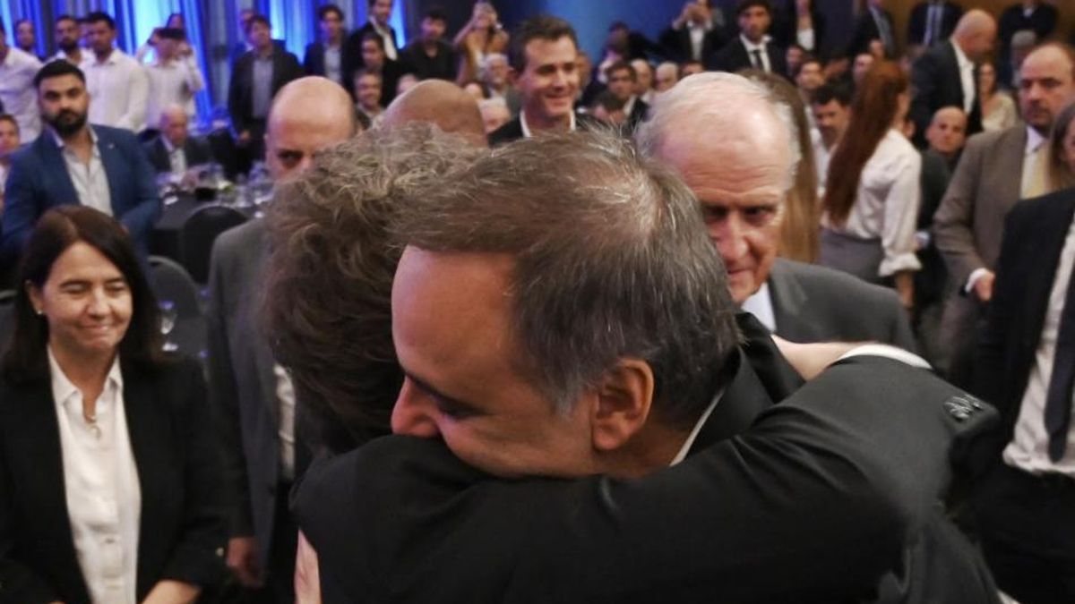 En medio de las dudas sobre su patrimonio, Adorni iría al Congreso recién a fines de abril y acompañado por Milei