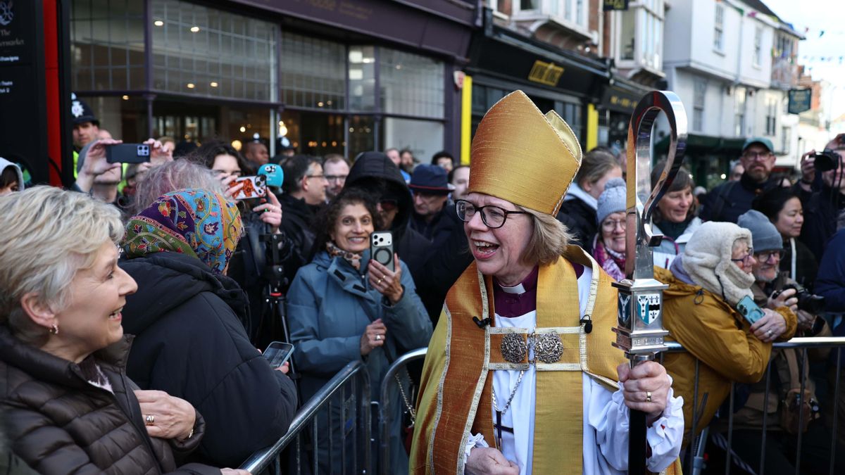 La primera mujer líder de la Iglesia anglicana, entronizada en Canterbury